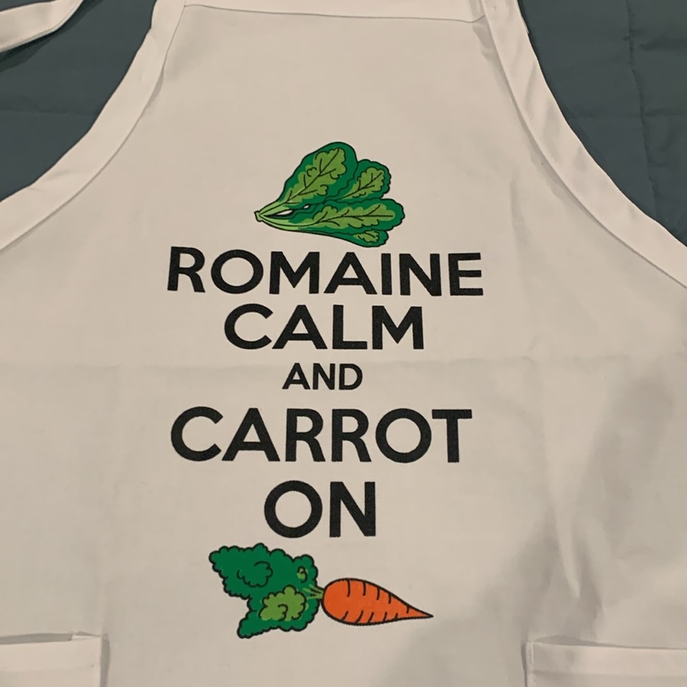 Daystar apron, “Romaine Calm and Carrot On”, white, graphics, cotton blend, NWOT